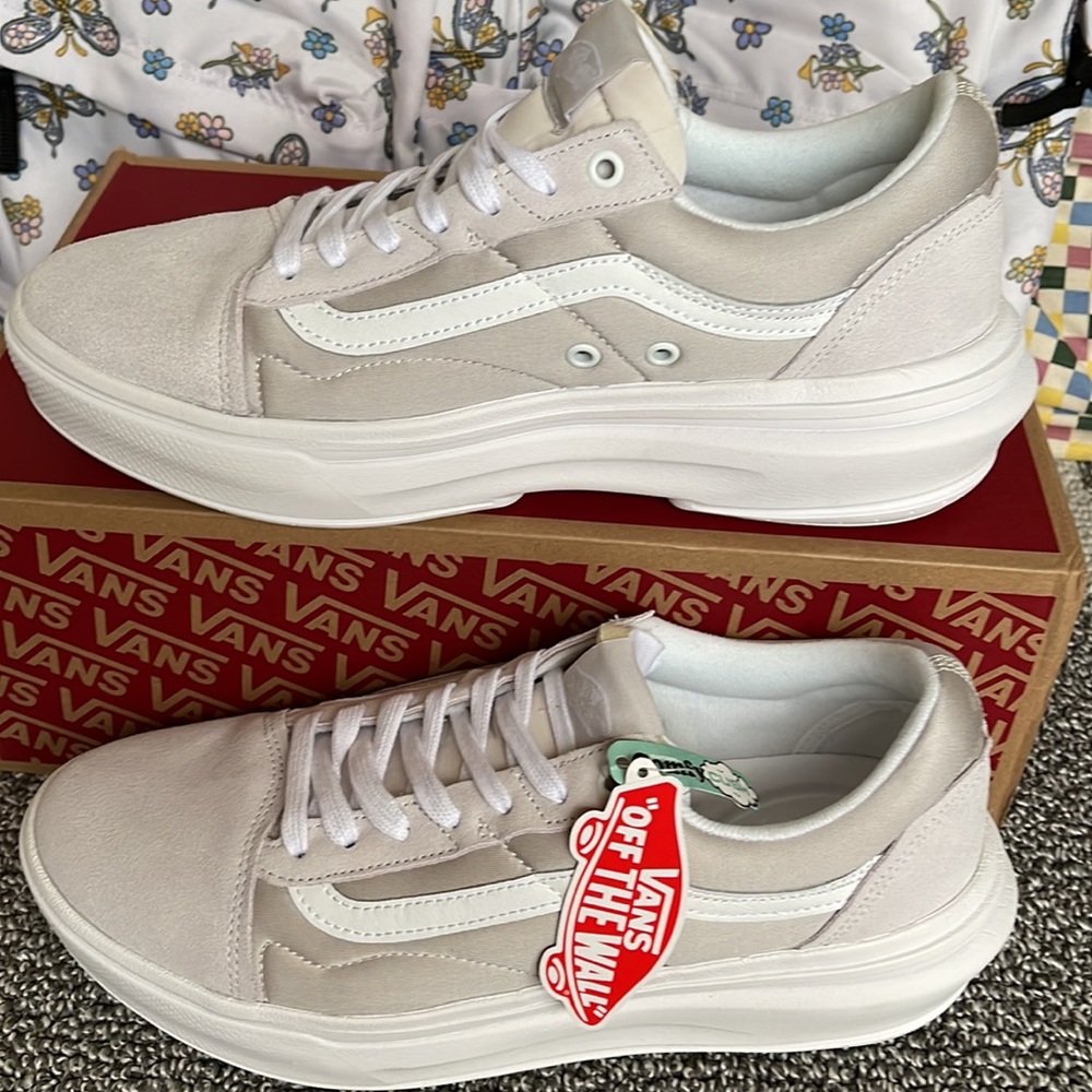 Vans Men’s Old Skool Over
Light Grey/White
VN0A7Q5ELGX
Platforms Sneakers - Picture 2 of 16